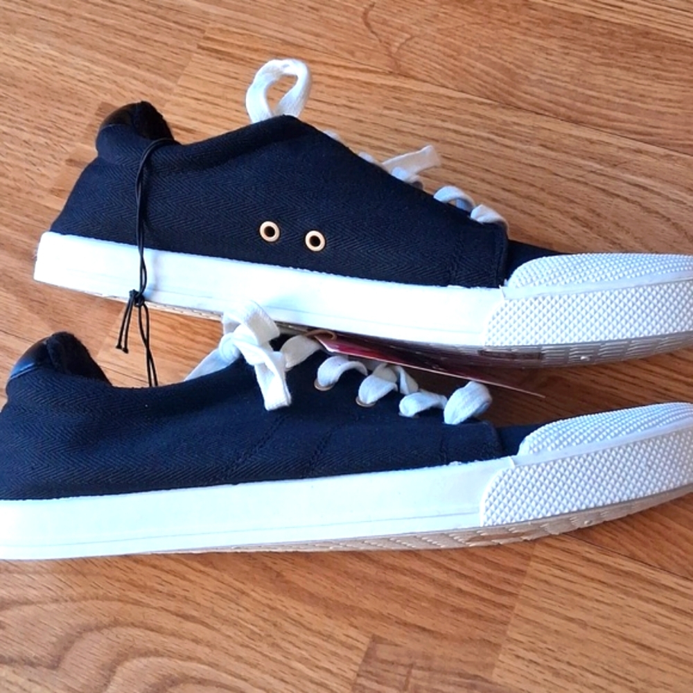 NWT ROXY, Ladies, Shoes  Black, White Sz 10